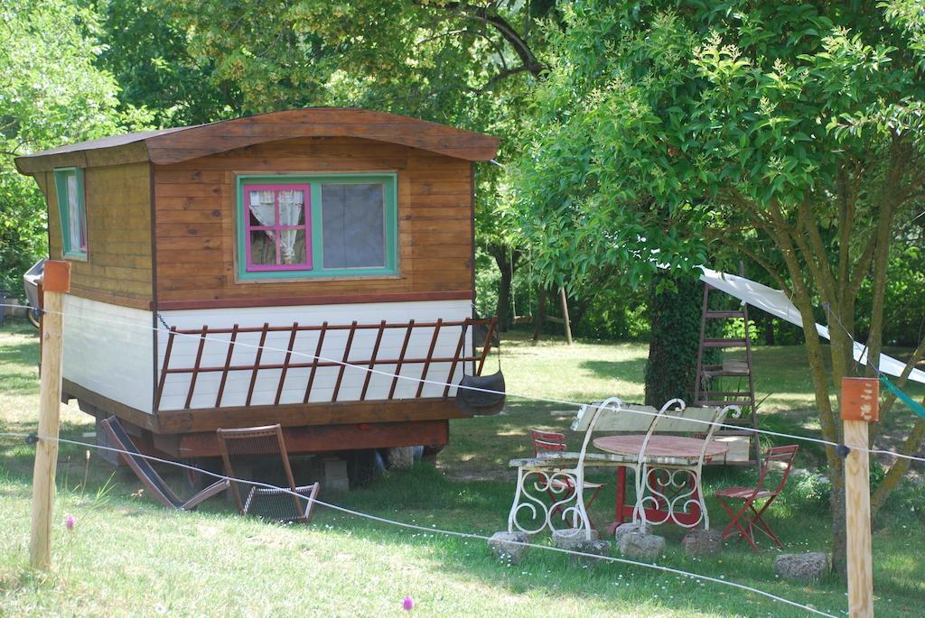 Maison D'Hotes Ainsi Soie T-Il Combovin Ruang foto