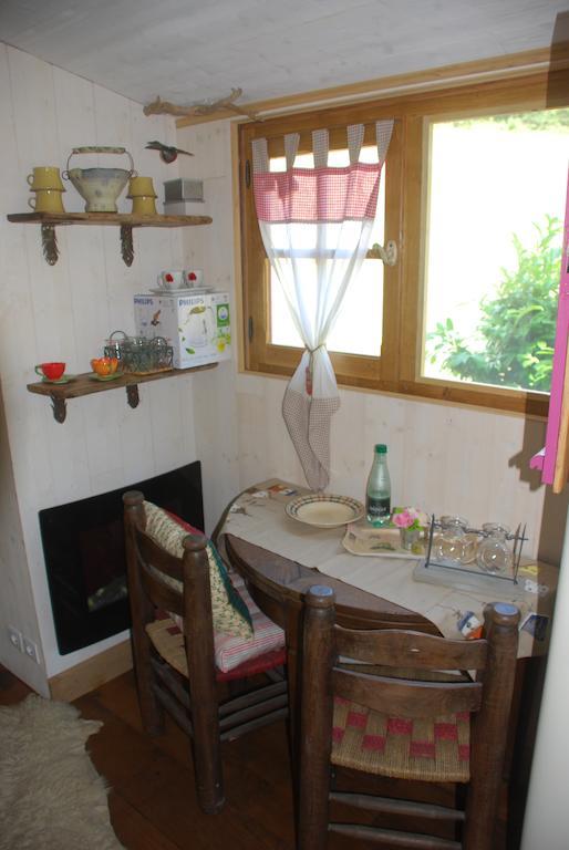 Maison D'Hotes Ainsi Soie T-Il Combovin Ruang foto